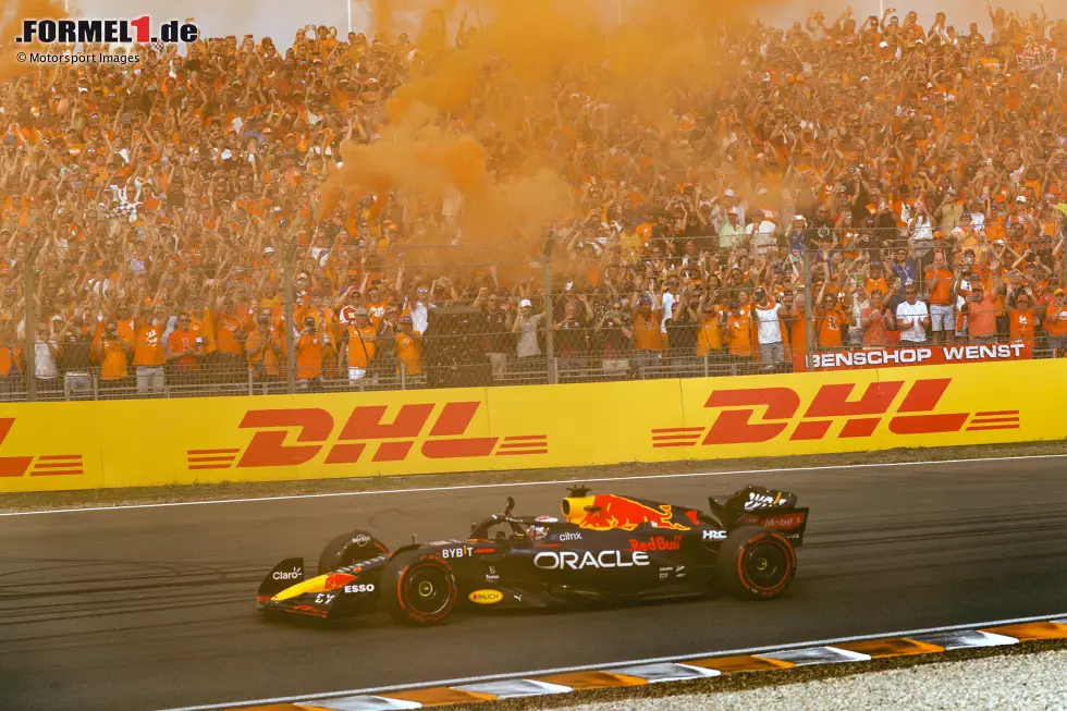 Foto zur News: Verstappen-Mania nach dem Comeback 2021: Vorher war die &quot;Orange Army&quot; schon bei vielen anderen Events vor Ort, doch beim Heimspiel gibt es die richtige Party in Orange. Wie passend, dass Max Verstappen die ersten beiden Rennen 2021 und 2022 gewinnt.