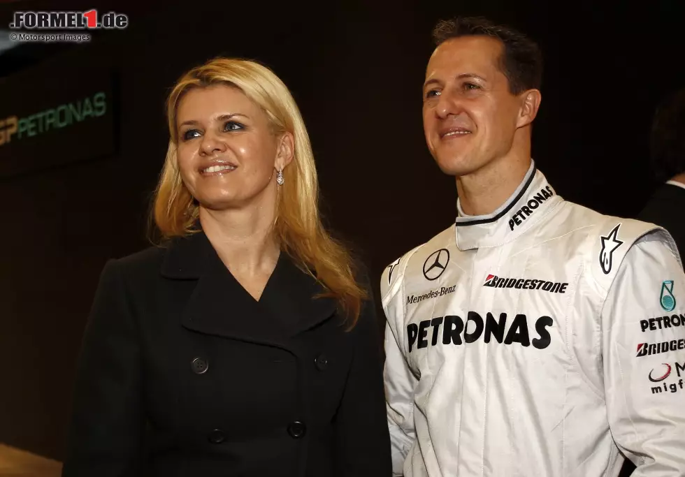 Foto zur News: Corinna und Michael Schumacher lernten sich 1991 kennen. Vier Jahre später läuteten die Hochzeitsglocken. Die gelernte Bürokauffrau und der Formel-1-Rekordweltmeister haben zusammen zwei Kinder. Sohn Mick Schumacher wurde 2018 Formel-3-Europameister.