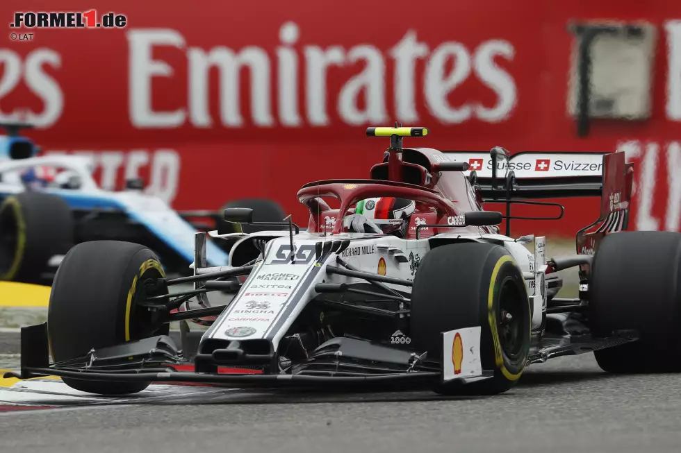 Foto zur News: Antonio Giovinazzi (4): Alfa hat trotz Empfehlung von Ferrari nicht die neueste Version der Steuerelektronik verbaut. Giovinazzi musste den Preis dafür bezahlen. Das Wochenende lief vom ersten Training an gegen ihn. Und so fällt es dann auch schwer, ihm etwas Besseres als eine Vier zu geben. Ohne dass er viel dafür kann.