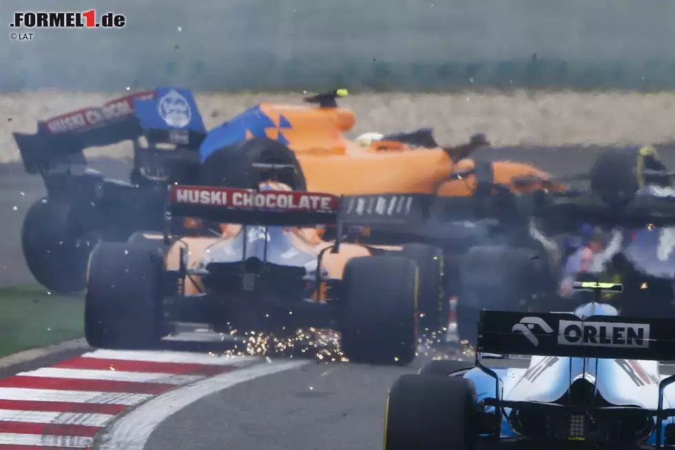 Foto zur News: Lando Norris (3): Schanghai ist eine der Strecken, die die Schwächen des McLaren betont. Damit hatte der Rookie zu kämpfen, und trotzdem schlug er sich achtbar. Als er von Kwjat abgeschossen wurde, lag er vor Teamkollege Sainz. Mehr kann man vom jungen Nachwuchstalent nicht erwarten.