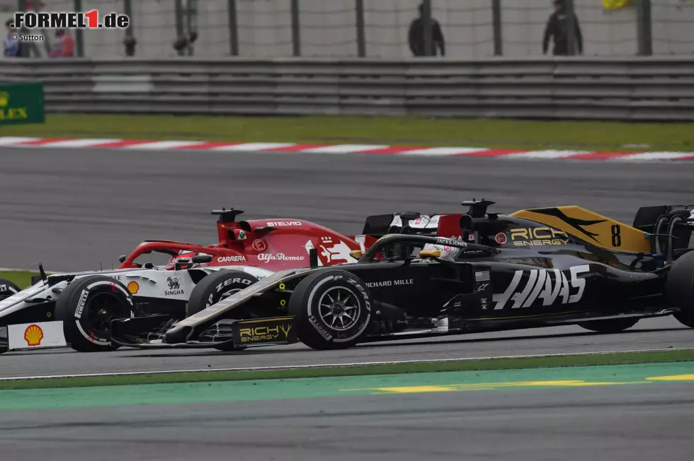 Foto zur News: Romain Grosjean (3): Die Gretchenfrage bei Haas ist: Können die Fahrer etwas für die Probleme im Rennen oder nicht? Nach Bahrain jetzt also auch China. Wir vermuten: Es kann nicht schaden, wenn jemand mit Erfahrung seinen Beitrag leistet. Das wäre Grosjeans Aufgabe. Fahrerisch nicht top, aber auch nicht Flop.