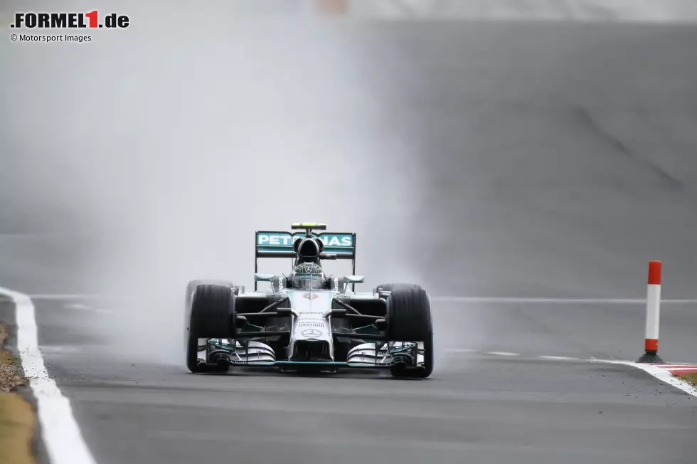 Foto zur News: 2. Großbritannien 2014, Nico Rosberg vor Sebastian Vettel - 1,620 Sekunden: Lewis Hamilton wähnt sich im Nassen schon auf Pole, doch der Regen stoppt kurz vor Ende und ermöglicht im letzten Sektor schnellere Zeiten. Rosberg verbessert sich, Hamilton glaubt nach einem schlechteren ersten Sektor nicht mehr daran und hört auf. Ein Fehler!