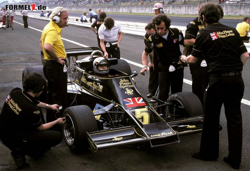 Foto zur News: Erst beim Saisonfinale 1976 feiert Mario Andretti in Fuji das Comeback auf der Spitze des Siegertreppchens. Im Folgejahr gibt es immerhin fünf Siege zu feiern.