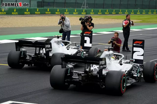 Foto zur News: 5. Großbritannien 2019, Valtteri Bottas vor Lewis Hamilton - 0,006 Sekunden: Erneut ein Duell der beiden Silberpfeil-Piloten. Auf Hamiltons Heimstrecke holt sich Bottas die vierte Pole des Jahres und damit intern auch die Führung. Was es noch spektakulärer macht: Silverstone gehört nach dem Umbau zu den längsten Kursen des Kalenders.