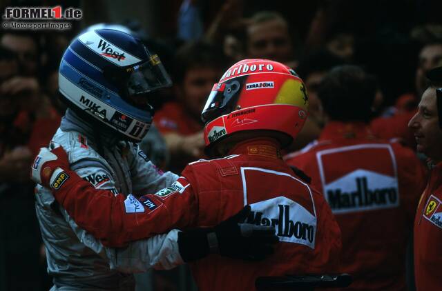 Foto zur News: 10. Japan 2000, Michael Schumacher vor Mika Häkkinen – 0,009 Sekunden: Im Duell der beiden Erzrivalen hat Schumacher 2000 die besseren Karten. Nach der knappen Pole Position am Samstag gewinnt er auch das Rennen vor dem McLaren-Piloten und krönt sich erstmals für Ferrari zum Weltmeister.