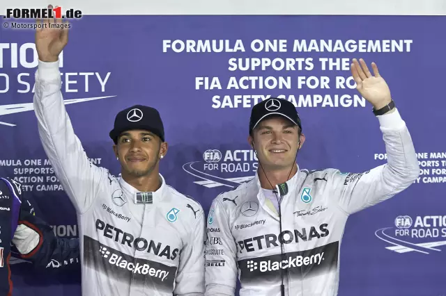 Foto zur News: 6. Singapur 2014, Lewis Hamilton vor Nico Rosberg - 0,007 Sekunden. Im engsten Qualifying der beiden Silberpfeil-Piloten geht es um den ersten Titel der Hybrid-Ära. Hamilton ist im Qualifying den Hauch schneller und siegt auch am Sonntag. Rosberg scheidet mit einem Problem aus und verliert die WM-Führung - und am Ende die WM.