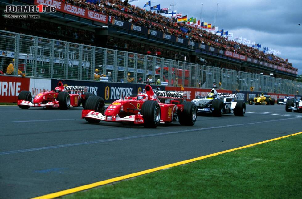 Foto zur News: 6. Australien 2002, Rubens Barrichello vor Michael Schumacher - 0,005 Sekunden: Im ersten Qualifying des Jahres bezwingt Ferraris Nummer 2 den viermaligen Weltmeister um einen Wimpernschlag. Berühmt wird jedoch der anschließende Start, als Michaels Bruder Ralf auf Barrichello auffährt und fliegen geht ...