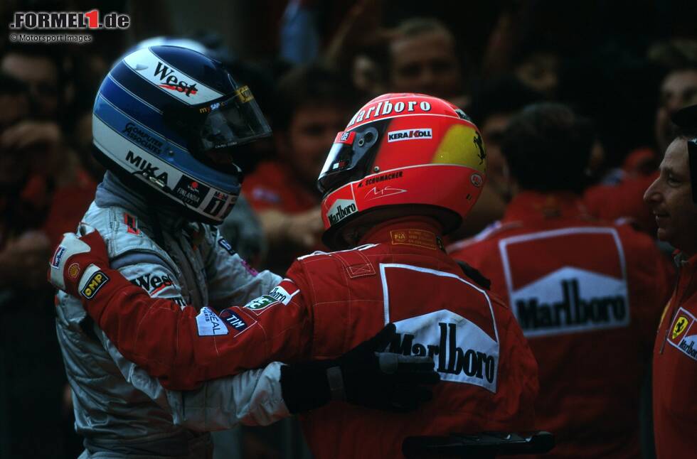 Foto zur News: 10. Japan 2000, Michael Schumacher vor Mika Häkkinen - 0,009 Sekunden: Im Duell der beiden Erzrivalen hat Schumacher 2000 die besseren Karten. Nach der engen Poleposition am Samstag siegt er auch im Rennen vor dem McLaren-Piloten und krönt sich damit erstmals für Ferrari zum Weltmeister.