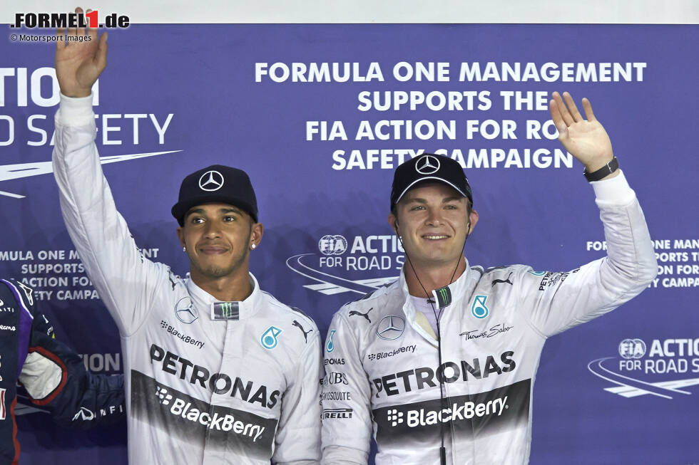 Foto zur News: 8. Singapur 2014, Lewis Hamilton vor Nico Rosberg - 0,007 Sekunden. Im engsten Qualifying der beiden Silberpfeil-Piloten geht es um den ersten Titel der Hybrid-Ära. Hamilton ist im Qualifying den Hauch schneller und siegt auch am Sonntag. Rosberg scheidet mit einem Problem aus und verliert die WM-Führung - und am Ende die WM.
