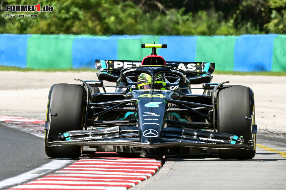 Foto zur News: 4. Ungarn 2023, Lewis Hamilton vor Max Verstappen - 0,003 Sekunden: Eigentlich dominiert Red Bull die Saison 2023, doch im elften Rennen sorgt Hamilton für die erste Mercedes-Pole des Jahres. Für ihn selbst ist es zudem die erste Pole seit mehr als anderthalb Jahren (Saudi-Arabien 2021)!