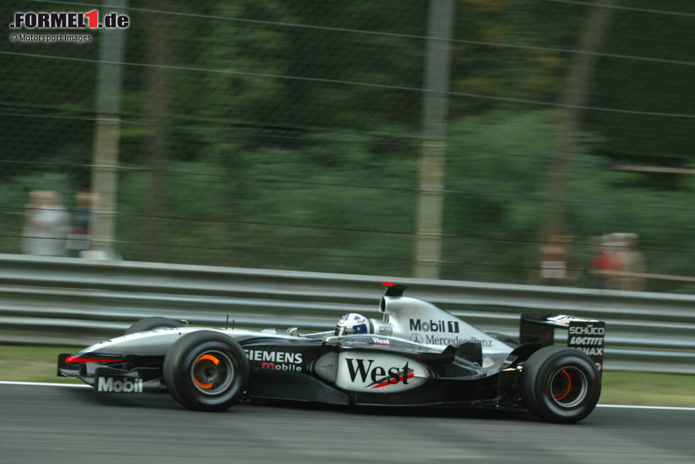 Foto zur News: 2002-2003: McLaren-Mercedes MP4-17D; Fahrer: David Coulthard, Kimi Räikkönen