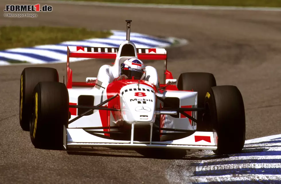 Foto zur News: 1996: Ein letztes Mal rückten die McLaren-Boliden in den Traditionsfarben Rot und Weiß aus, für 1997 kam ein neuer Hauptsponsor an Bord. Und McLaren wechselte auf Silber.