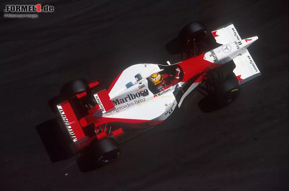 Foto zur News: 1995: Nach etlichen WM-Triumphen und Siegen war das weiß-rote-Farbdesign schon eine Legende, wenngleich McLaren nicht mehr zur Spitze der Formel 1 zählte.