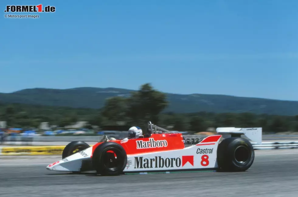 Foto zur News: 1980: Rot und Weiß waren auch die Farben, mit denen McLaren in sein erfolgreichstes Jahrzehnt in der Formel 1 startete.