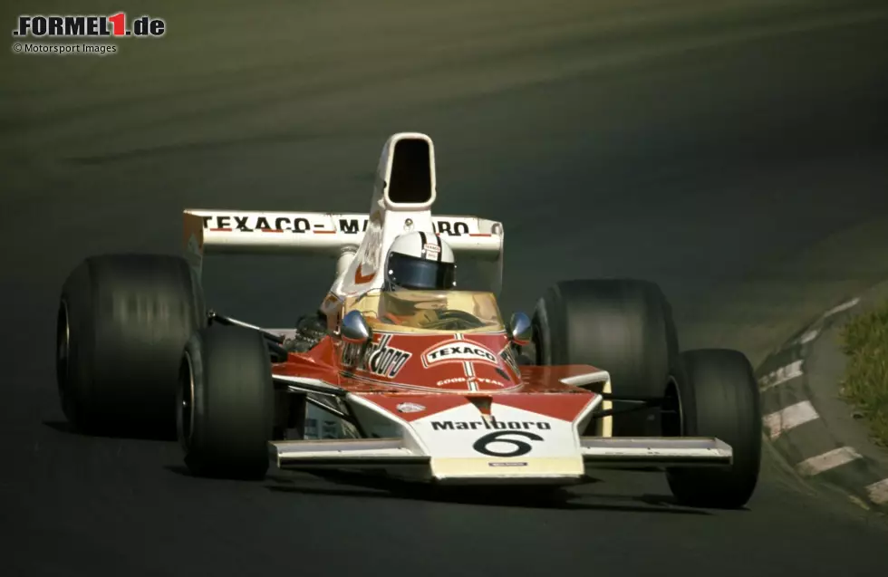 Foto zur News: 1974: Vor über 40 Jahren ging erstmals ein McLaren mit Marlboro-Branding und in den Farben Rot und Weiß auf die Strecke.