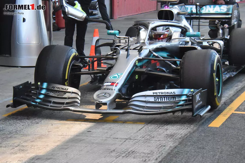 Foto zur News: Und hier noch mal von vorne: Der neue Frontflügel mit neuer Nase am Mercedes W10