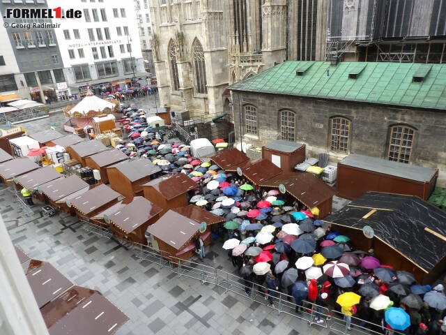 Foto zur News: Tausende Menschen sind gekommen, ...