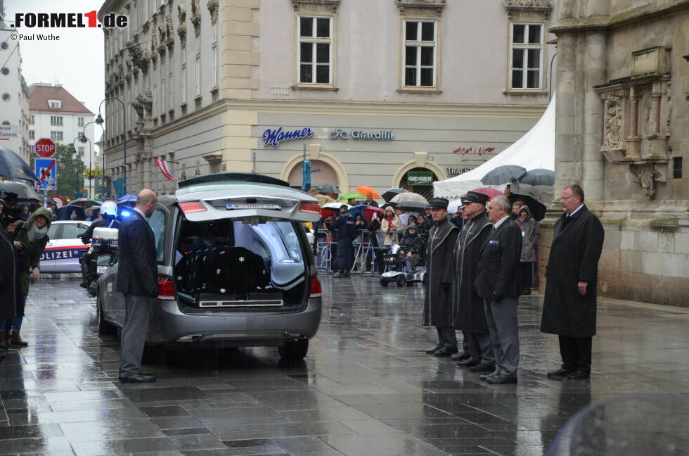 Foto zur News: ... und wird von Mitarbeitern der Wiener Bestattung ...