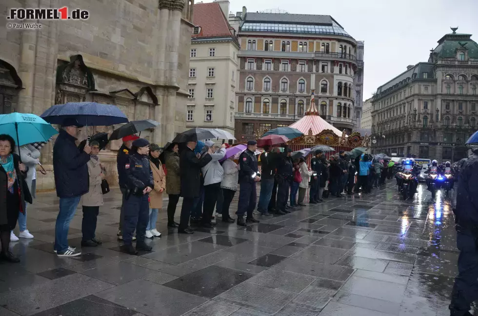 Foto zur News: Kurz vor 8:00 Uhr: Der Leichnam Niki Laudas kommt am Stephansdom an ...