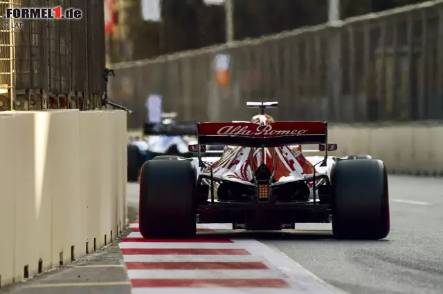 Foto zur News: Kimi Räikkönen (2): Im Qualifying erstmals langsamer als der Teamkollege, dazu Pech mit der Disqualifikation. Im Rennen dann am Ende aber trotzdem wieder in den Punkten. Natürlich hat er dabei auch von den Ausfällen profitiert, aber aus der Boxengasse noch in die Punkte zu fahren, ist für uns eine "gute" Leistung.