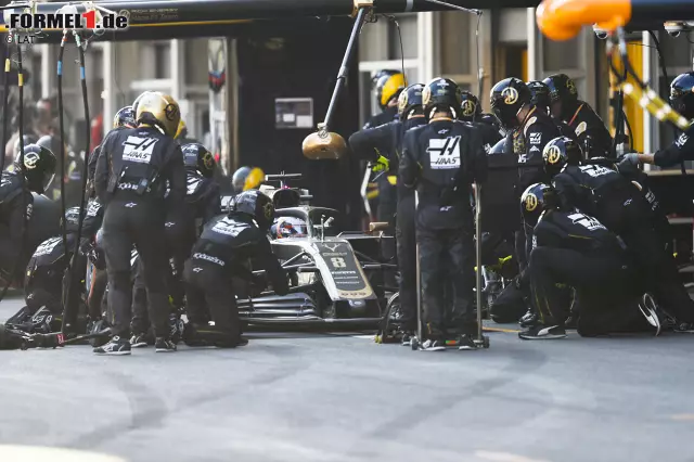 Foto zur News: Romain Grosjean (4): Ähnliches Fazit wie bei Hülkenberg. Nicht nur seine Schuld, weil Haas mit den erwarteten Schwierigkeiten zu kämpfen hatte. Trotzdem hat es auch hier der Teamkollege besser hinbekommen. Ausfall ebenfalls nicht seine Schuld, aber auch hier gibt es keinen Anlass, etwas besseres als eine 4 zu geben.