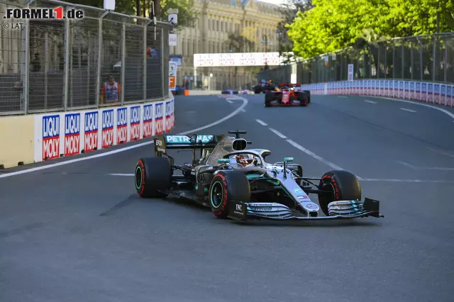 Foto zur News: Lewis Hamilton (2): Er erklärt selbst, dass er das Rennen bereits im Qualifying verloren hat. Da fehlten winzige 0,059 Sekunden zur Pole. Nach dem Start hatte er keine echte Chance mehr, an Bottas im gleichen Auto vorbeizukommen. Da hätte er vielleicht etwas aggressiver sein können. Eine "gute" Leistung war es mit P2 natürlich trotzdem.