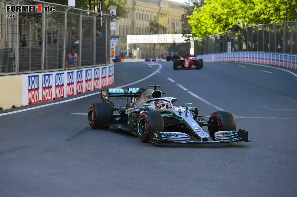 Foto zur News: Lewis Hamilton (2): Er erklärt selbst, dass er das Rennen bereits im Qualifying verloren hat. Da fehlten winzige 0,059 Sekunden zur Pole. Nach dem Start hatte er keine echte Chance mehr, an Bottas im gleichen Auto vorbeizukommen. Da hätte er vielleicht etwas aggressiver sein können. Eine &quot;gute&quot; Leistung war es mit P2 natürlich trotzdem.