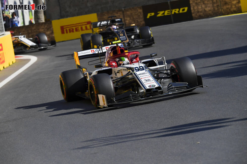 Foto zur News: Antonio Giovinazzi (3): Im Qualifying erstmals in Q3 und vor dem Teamkollegen. Brachte ihm leider nichts, weil er wegen einer unverschuldeten Strafe trotzdem nur von Platz 17 starten durfte. Im Rennen dann wieder hinter Räikkönen und ohne Punkte, aber wir erkennen zumindest einen Aufwärtstrend.