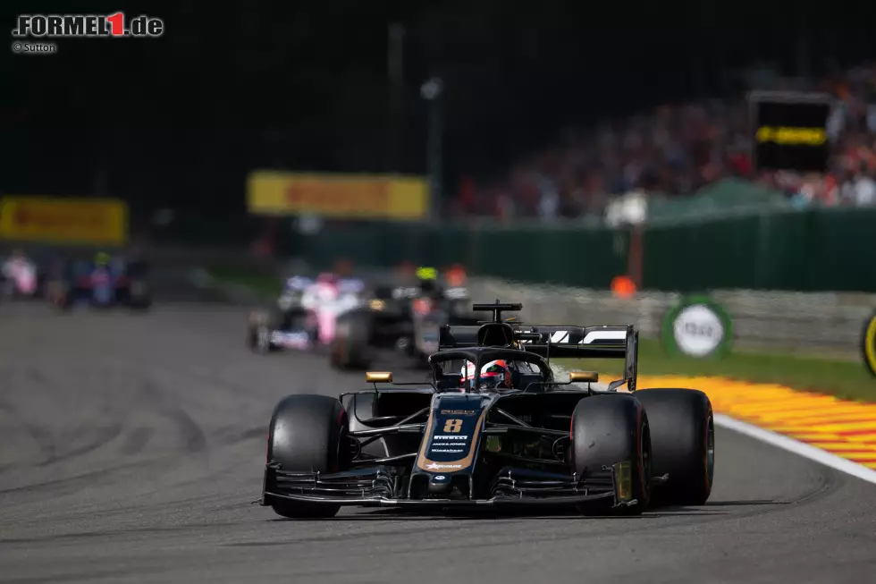 Foto zur News: Romain Grosjean (4): Als ihm sein Renningenieur Mut machen wollte, weil die vor ihm fahrenden Autos auf älteren Reifen waren, reagierte der Franzose erzürnt: &quot;Nein, nein, nein, nein, nein! Sorry, Alter. Ich stecke seit 30 Runden fest. Keine Chance, irgendwas zu machen.&quot; Das sagt alles aus über seine derzeitige Einstellung.