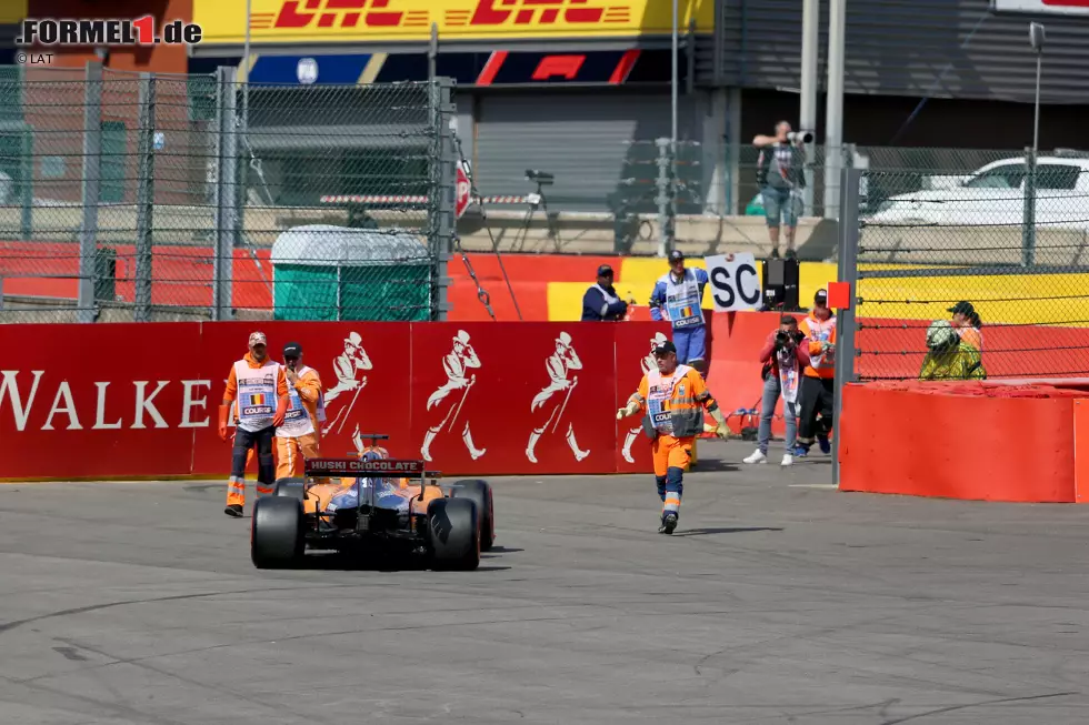 Foto zur News: Carlos Sainz (4): Es ist praktisch unmöglich, die Leistung des Spaniers seriös zu benoten. Sein Qualifying war wegen der Motorenstrafe beeinträchtigt, und im Rennen hatte er schon technische Probleme, bevor überhaupt gestartet wurde.