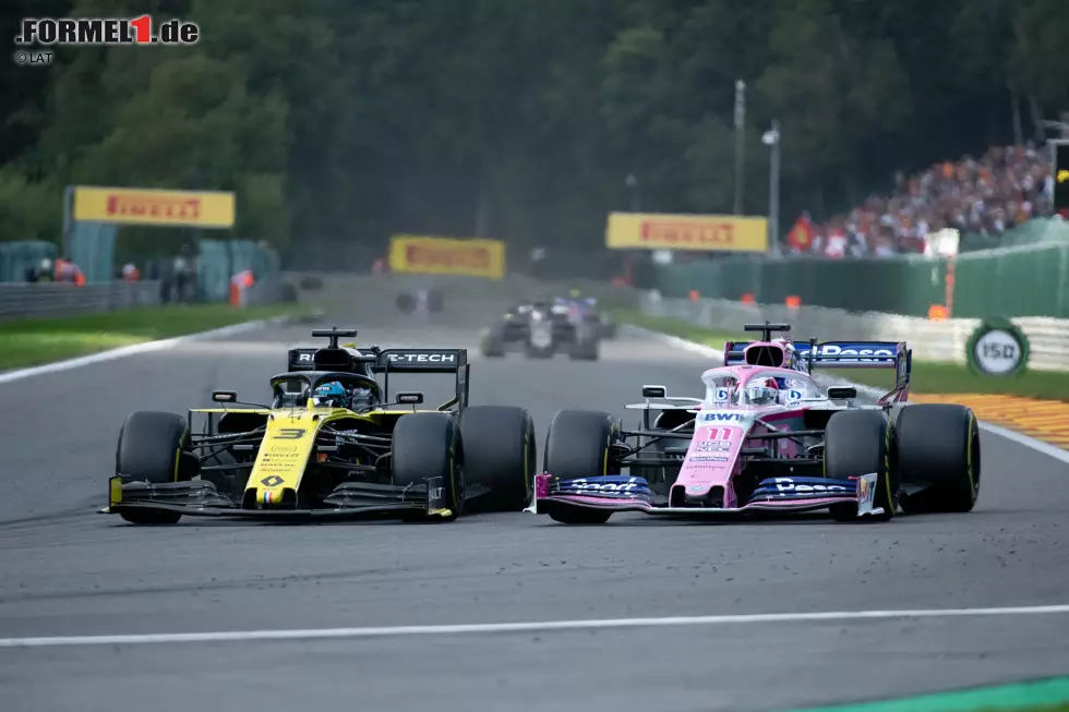 Foto zur News: Sergio Perez (2): Das ganze Wochenende war der Mexikaner &quot;Best of the Rest&quot;, und phasenweise, weil Albon nicht auf schnelle Zeiten fuhr, sogar etwas mehr. Mit P6 holte er das Maximum raus. Dass er von Albon im Finish mit einem spektakulären Manöver überholt wurde, ist keine Schande.