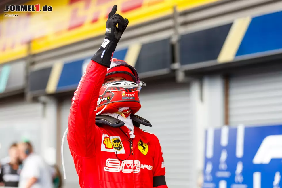 Foto zur News: Charles Leclerc (1): Der Kerl ist einfach unfassbar! Als sein Vater verstorben ist, gewann er kurz darauf das Formel-2-Rennen in Baku. Und einen Tag nach dem Tod von Freund Anthoine Hubert feiert er seinen ersten Grand-Prix-Sieg. Trotz Spannung im Finish letztendlich dominant. Und längst überfällig!