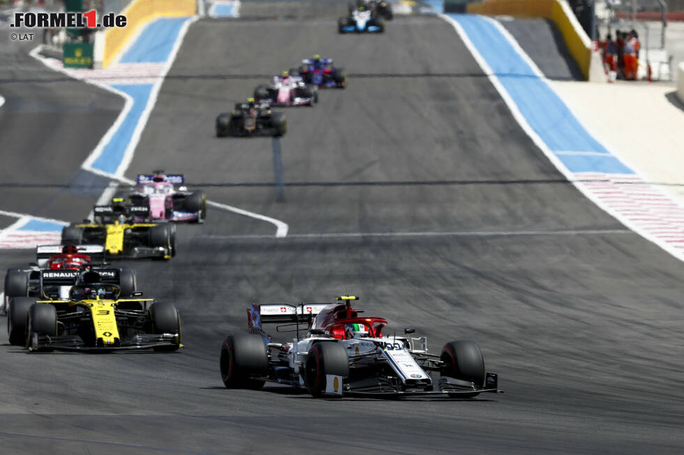 Foto zur News: Antonio Giovinazzi (4): Der Alfa-Italiener war neben Gasly der einzige Fahrer auf den weichen Reifen, und er wurde dafür gnadenlos bestraft. Das ist schade, denn mit dem Q3-Einzug im Qualifying, vor Teamkollege Räikkönen, hatte er eine starke Leistung abgeliefert. Was ihm noch fehlt, ist die Konstanz.