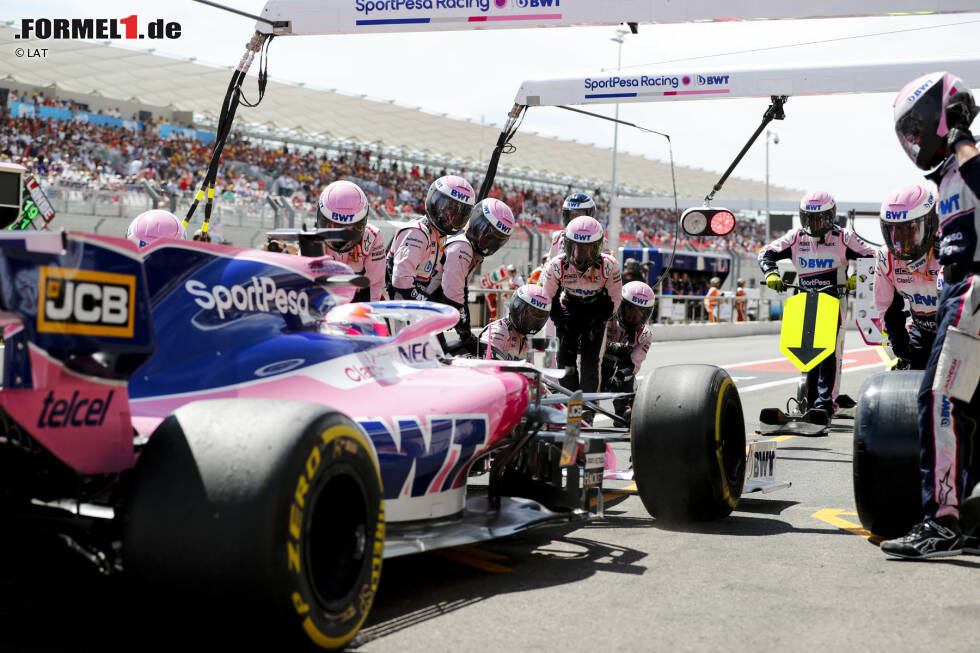 Foto zur News: Sergio Perez (3): Die Strafe für seinen Ausritt am Start ist hart. Perez fuhr außen um den Poller rum - und wie soll er im Chaos der ersten Runde den Überblick darüber haben, was nun ein &quot;anhaltender Vorteil&quot; ist und was nicht? Klar besser als Stroll, wie immer. Und ohne Strafe sogar mit dem Racing Point Punktekandidat.