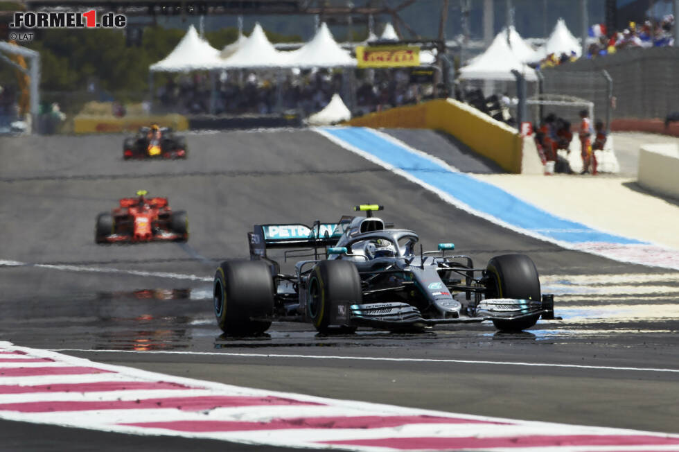 Foto zur News: Valtteri Bottas (3): In den letzten Runden wurde der Finne ein bisschen fahrlässig, als er mit einem längeren VSC gerechnet hatte und beinahe von Leclerc überrumpelt worden wäre. Bis dahin war er solide unterwegs. Wenn er Weltmeister werden will, muss er aber Rennen gewinnen. Und nicht nur Freie Trainings.