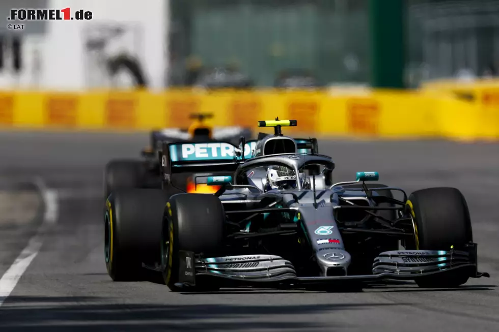 Foto zur News: Valtteri Bottas (4): Hamilton hat mit dem Mercedes das Rennen gewonnen. Da ist P6 im Qualifying und P4 im Rennen dann eindeutig zu wenig. Die Fehler in Q3 haben ihm jeder Chance auf den Sieg beraubt. Das ging auf seine eigene Kappe. In der WM verliert er nach und nach den Sichtkontakt zur Spitze.