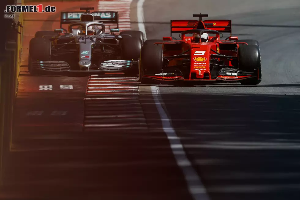 Foto zur News: Sebastian Vettel (2): Ein fast perfektes Wochenende mit einer mega Runde im Qualifying. Schade, dass er den Sieg wegen einer Unachtsamkeit verschenkt hat. Ob die Strafe zu hart war oder nicht, sei dahingestellt. Ohne Fehler wäre es gar nicht erst so weit gekommen. Sonst Vettel in Bestform!