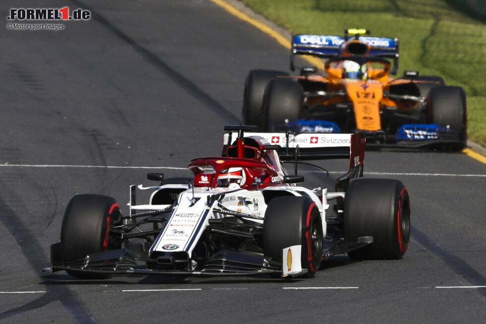 Foto zur News: Kimi Räikkönen (3): Ja, das Qualifying war nicht ganz lupenrein. Sagt er auch selbst. Und die Pace im Rennen mittelmäßig. Aber das muss man richtig einordnen: Er kam früh an die Box und war damit auf der schlechteren Strategie. Und hatte ein Abreißvisier in der Bremsbelüftung hängen. Was für das Tempo nicht hilfreich ist.