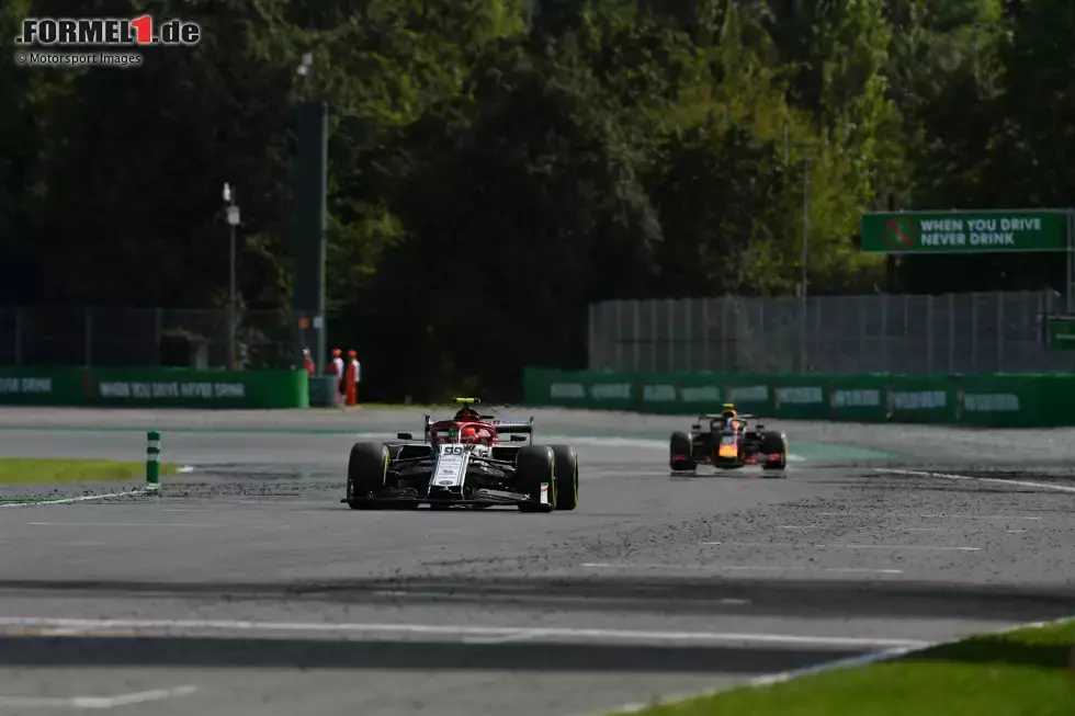 Foto zur News: Antonio Giovinazzi (3): Es hat lang gedauert, aber nach und nach entfaltet der Italiener jenes Talent, das er in den Nachwuchsformeln bewiesen hat. Monza war - auch schon im Qualifying - auf dem Niveau von Räikkönen. Und im Gegensatz zum routinierten Teamkollegen machte er keine dummen Fehler.