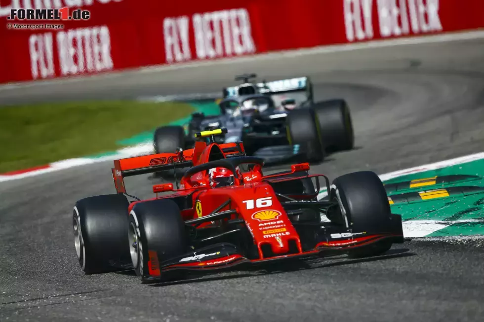 Foto zur News: Charles Leclerc (1): Diese Note müssen wir nicht begründen. Es ist die Königsdisziplin in der Formel 1, fast ein ganzes Rennen lang dem Druck von Hamilton standzuhalten. Teamkollege Vettel sieht kein Land gegen ihn. Und dass er, wenn&#039;s drauf ankommt, ein Drecksack sein kann, hat Leclerc jetzt auch bewiesen.