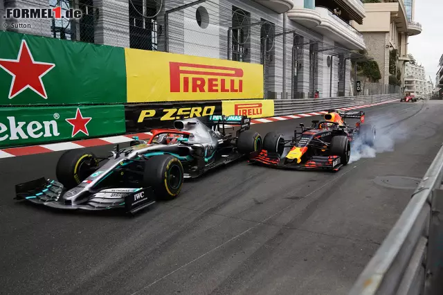 Foto zur News: Max Verstappen (2): Die Szene auf dem Foto kostet Verstappen die glatte 1. Ohne das übermotivierte Manöver gegen Hamilton in Runde 76 (von 78) wäre es eine perfekte Leistung gewesen. Die Strafe geht nicht auf ihn, sondern aufs Team. Und: Auf die Ansage "Überhol Lewis doch einfach" reagiert niemand so wie er!