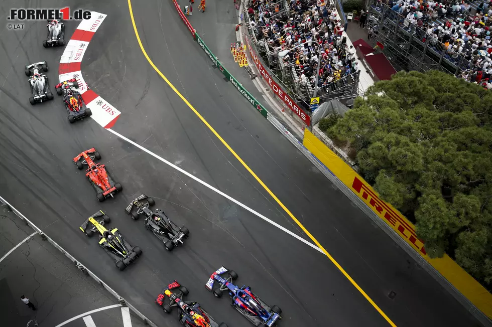 Foto zur News: Daniel Ricciardo (2): Dass er Monaco nicht gewinnen würde, war diesmal von Anfang an klar. Aber nach einem bis dahin gemischten Wochenende fuhr Ricciardo ab Q3 in Hochform. Selbst am Start gewann er eine Position, P5 schien machbar. Bis ihm die Renault-Box das Rennen kaputtgemacht hat.