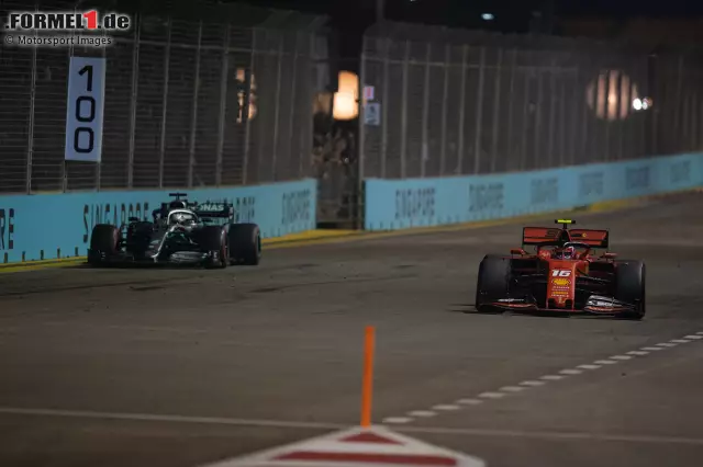 Foto zur News: Charles Leclerc (2): Hätte nicht die Strategie das Rennen durcheinandergewirbelt, hätte er in Singapur den Hattrick fixiert. Er war der schnellste Mann des Wochenendes. Aber: Als Vettel einmal in Führung lag, hatte er dem nichts entgegenzusetzen. Und die Nörgeleien am Boxenfunk bringen niemandem was.