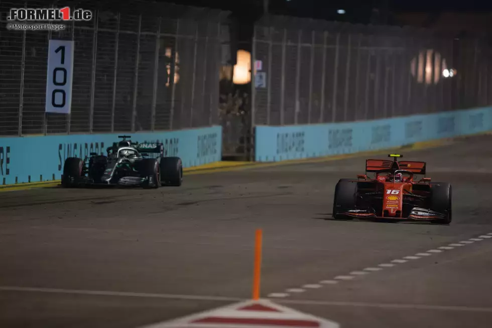 Foto zur News: Charles Leclerc (2): Hätte nicht die Strategie das Rennen durcheinandergewirbelt, hätte er in Singapur den Hattrick fixiert. Er war der schnellste Mann des Wochenendes. Aber: Als Vettel einmal in Führung lag, hatte er dem nichts entgegenzusetzen. Und die Nörgeleien am Boxenfunk bringen niemandem was.