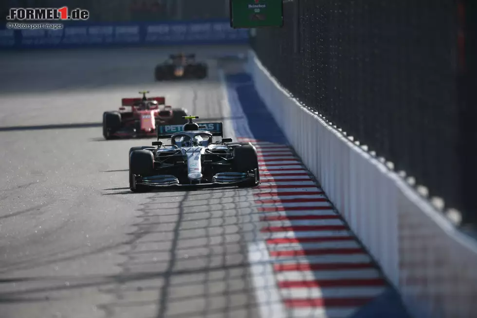 Foto zur News: Valtteri Bottas (3): Obwohl Sotschi als seine Lieblingsstrecke gilt, war der Speed-Rückstand auf Hamilton viel zu groß. Letztendlich schmeichelt Bottas der zweite Platz. Positiv: Als er im letzten Abschnitt Leclerc im Nacken hatte, beging er keinen Fehler mehr.