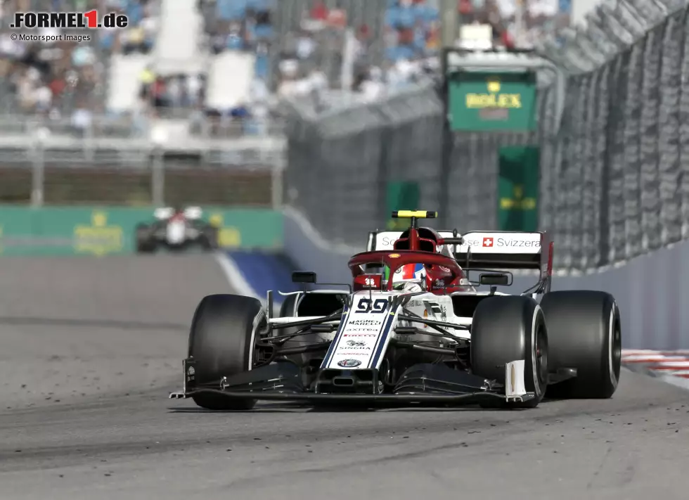 Foto zur News: Antonio Giovinazzi (3): Im ersten Moment sah es so aus, als hätte er Grosjean/Ricciardo aus dem Rennen geschubst. Auf den zweiten Blick wird klar: Das war ein Rennunfall. Giovinazzi ist inzwischen beständig gleich schnell wie Räikkönen. Mehr kann man in dieser Phase nicht von ihm erwarten.