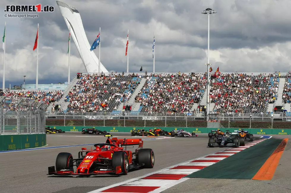 Foto zur News: Charles Leclerc (1): Pole-Position, Start (für den Teamkollegen) gewonnen, auf Kurs zum Sieg - und wäre nicht Vettel ausgeschieden, hätte es auch locker gereicht, Mercedes zu schlagen. Leclerc fährt in toller Form. Und ist in dieser der bessere der beiden Ferrari-Fahrer.