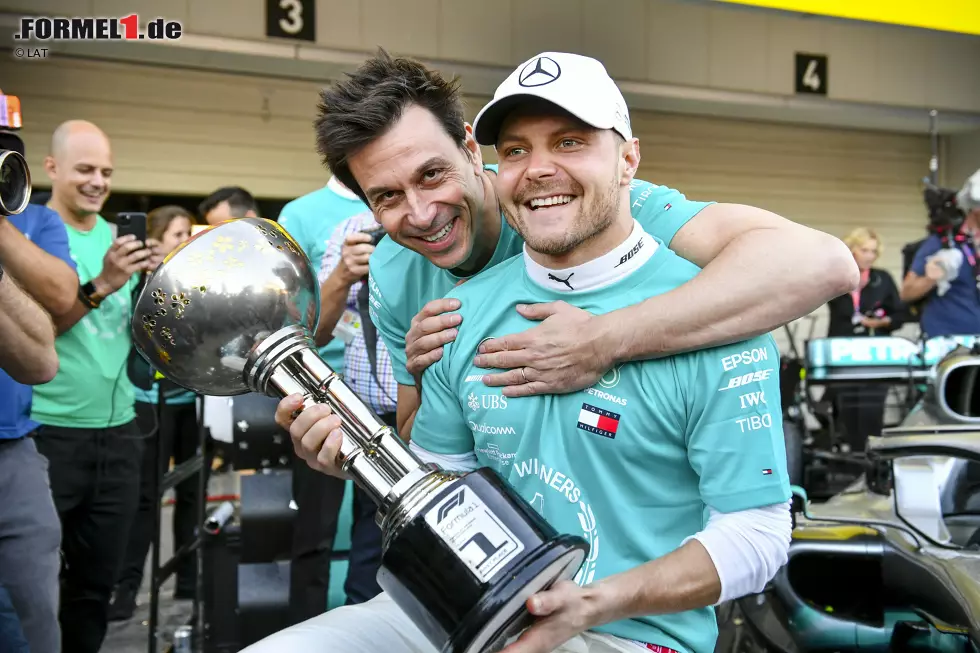 Foto zur News: Valtteri Bottas (1): Hamilton im Qualifying geschlagen, einen sensationellen Blitzstart hingelegt und die Führung souverän ins Ziel gebracht. Mehr gibt es nicht zu sagen. Als Lohn gibt es den Sieg, den Titel bei den Konstrukteuren und bei unseren Noten eine klare 1. P.S.: Wer den Dreher im Training anmerkt: geschenkt.