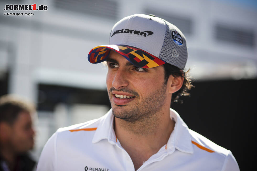 Foto zur News: Carlos Sainz (Formel-1-Fahrer): &quot;Es stimmt mich sehr traurig, vom Tod Niki Laudas zu erfahren. Er war einer der letzten wahren Helden der Formel 1. Ein wahrer Gentleman, ein toller Mensch.&quot;