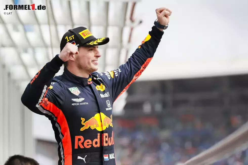 Foto zur News: Max Verstappen (1): Wer den Start verhaut und sich dreht, der kann eigentlich keine 1 bekommen, oder? Kann er doch! Auf der nasseren Seite kamen alle schlechter weg, und für den Dreher auf kalten, härteren Reifen nehmen wir ihn in Schutz - da hätte Red Bull mitdenken müssen. Am Sieg gab es letzten Endes keine Zweifel - bei uns auch nicht.